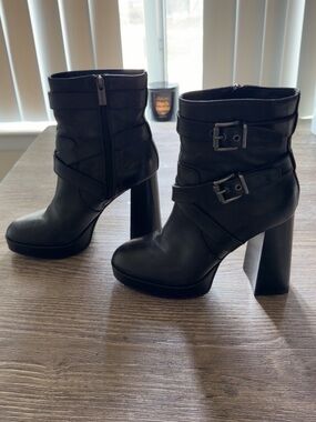 Trendy Block Heel Black Leather Ankle Boots w/ Silver Chunky Buckles